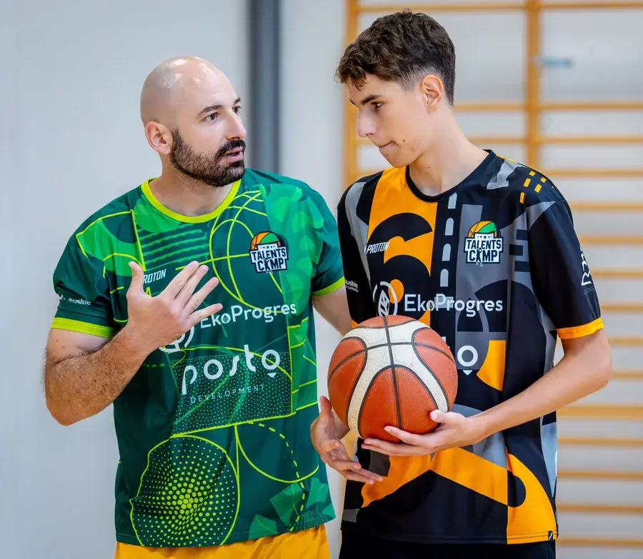 Dušan Radojević prowadzi trening młodego koszykarza
