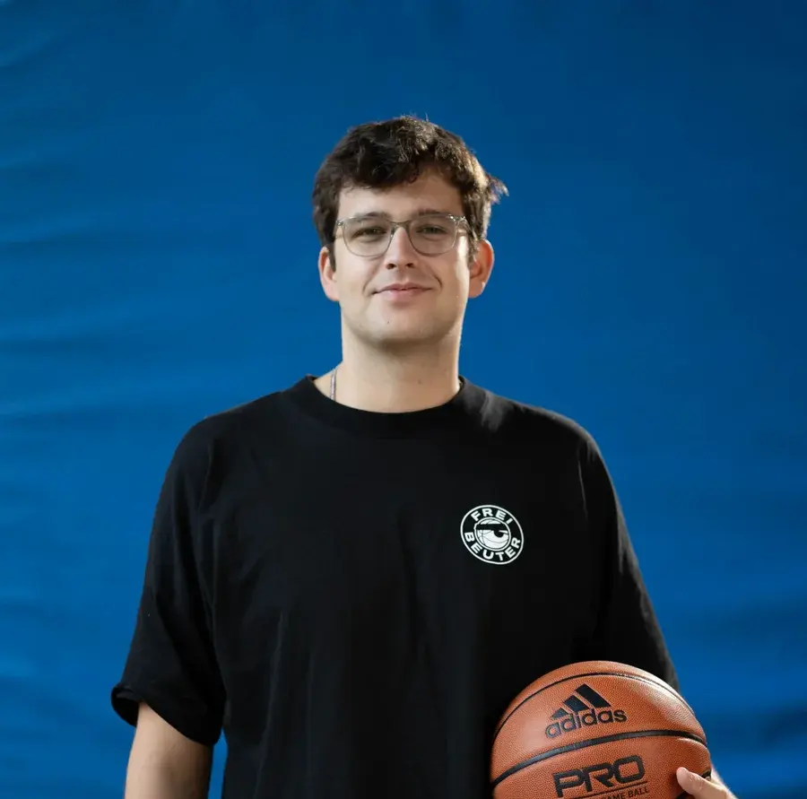Leander Hesselmann mit Basketball im Freibeuter Shirt